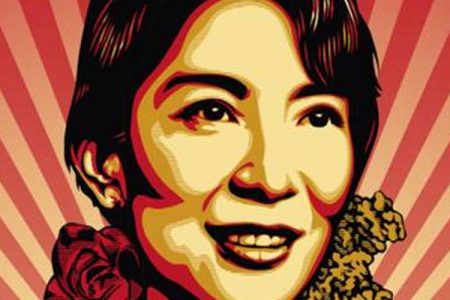 Shepard Fairey rielabora il suo celebre poster THE LADY con il volto di Michelle Yeoh
