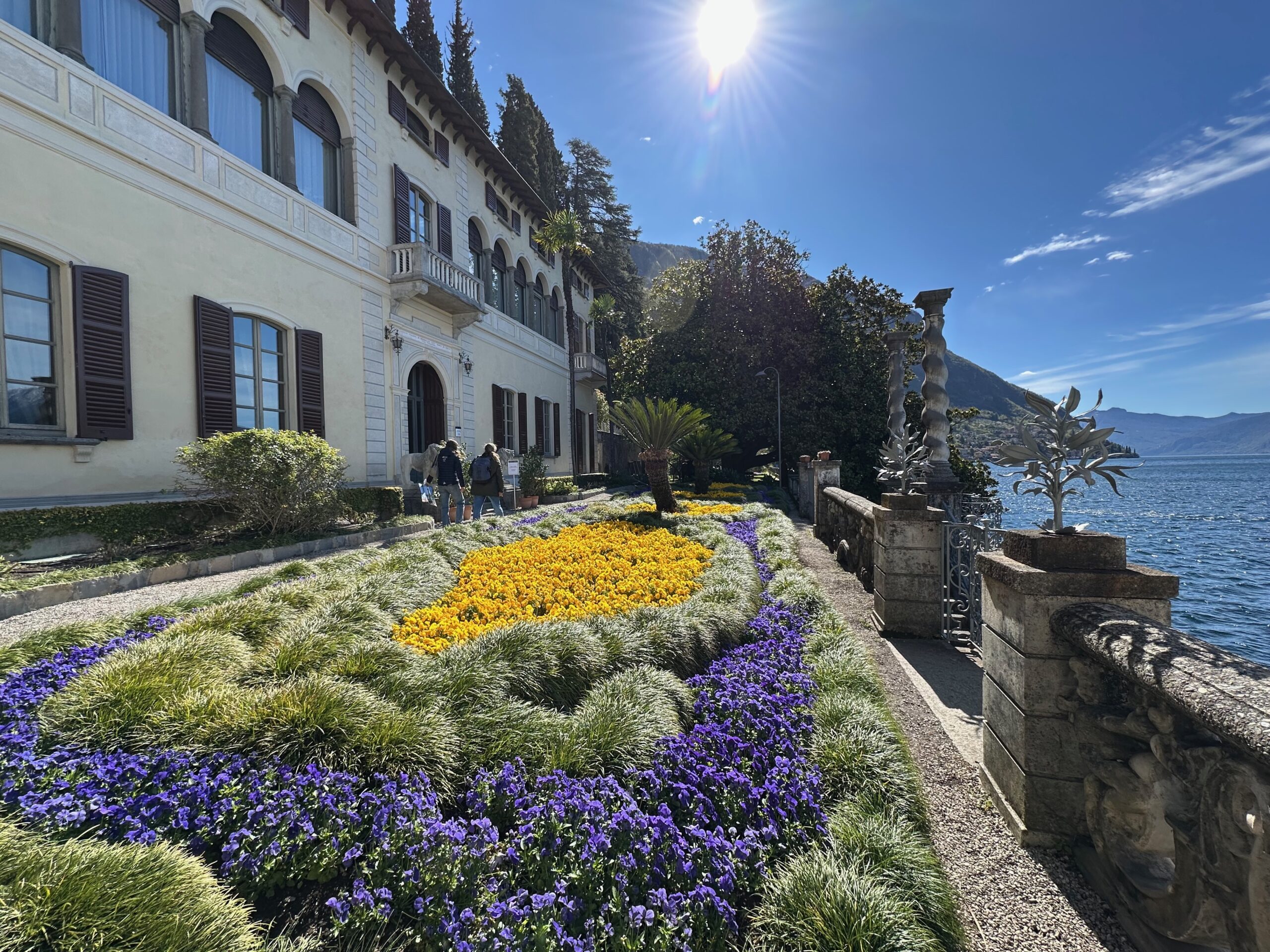 La Villa con le sue aiuole fiorite © Maria Tatsos